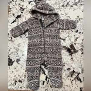 Old Navy gray Geometric Footie one piece 6-12m